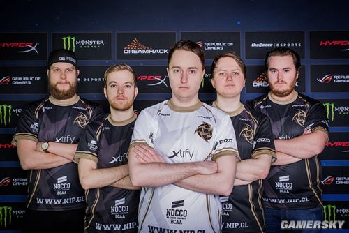 她在暂停后 她在暂停后